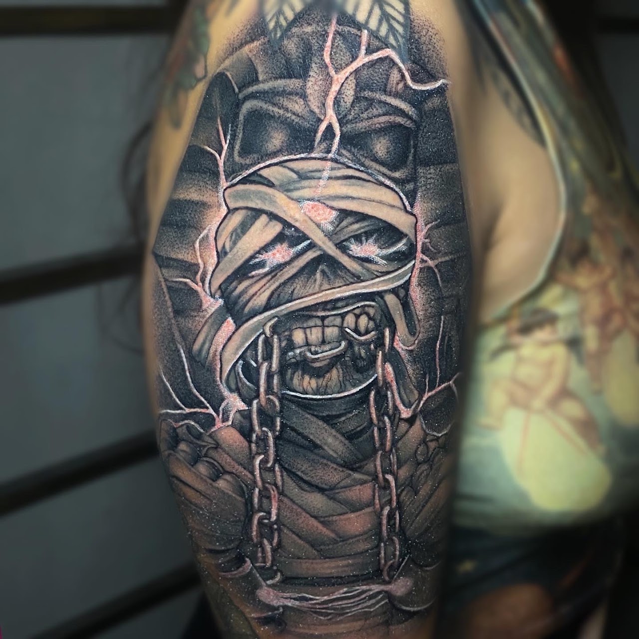 Tatuaje de realismo en blanco y negro realizado en Black Witch Atelier