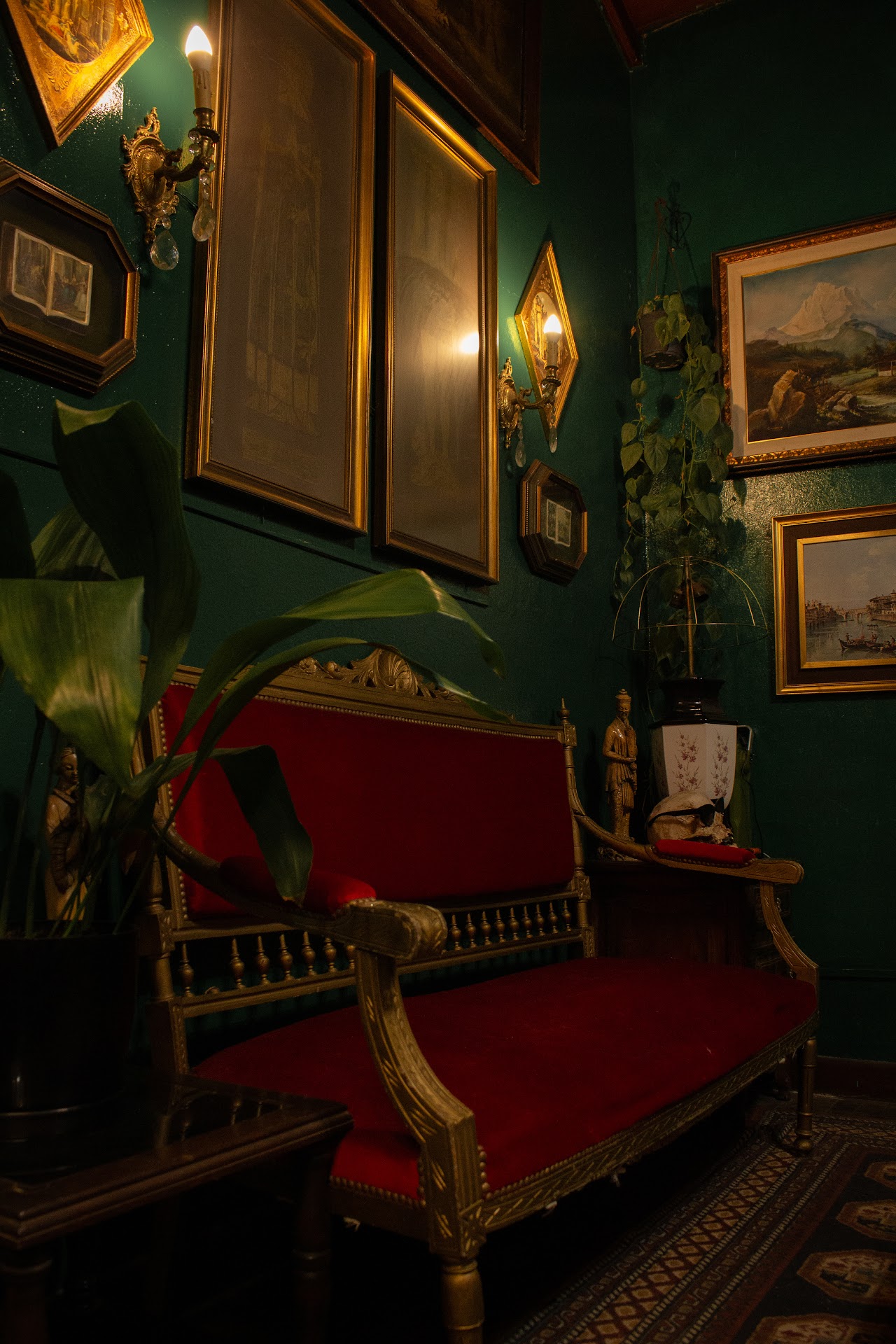 Interior del estudio Black Witch Atelier, decoración gótica
